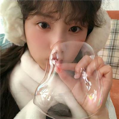 她的微笑像颗糖